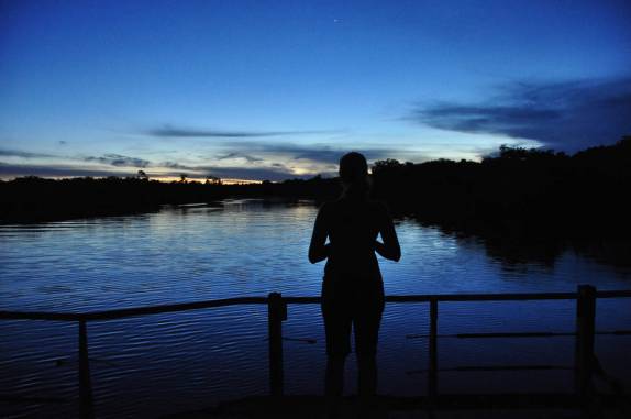 De balsa, cruzando o Igapó-Açu, na BR-319, estrada que liga Manaus à Porto Velho